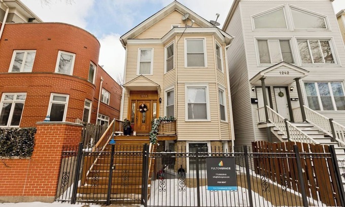 Lakeview Apartment | Minutes to Wrigley - Games - Patio - Sleeps 12