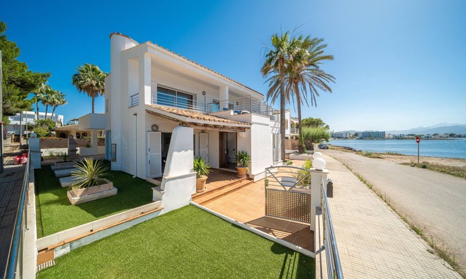 Marina Manresa Villa | Miramar Manresa in front of the sea with swimming pool for 8 people in Alcudia