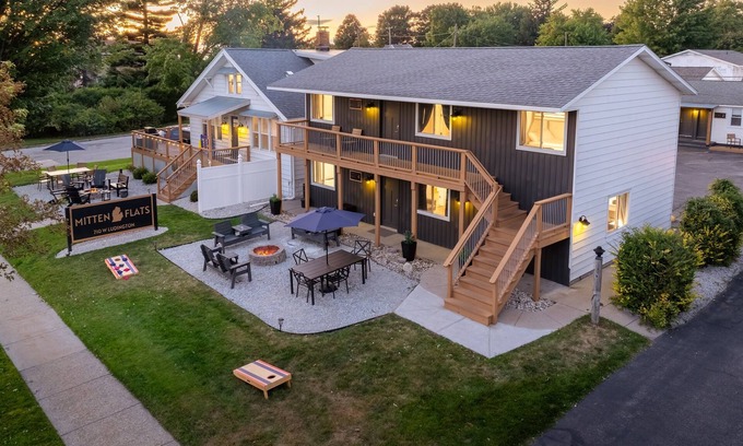 Ludington Apartment | Mitten Flats #4 - 1 Block to the beach! Hot tub!