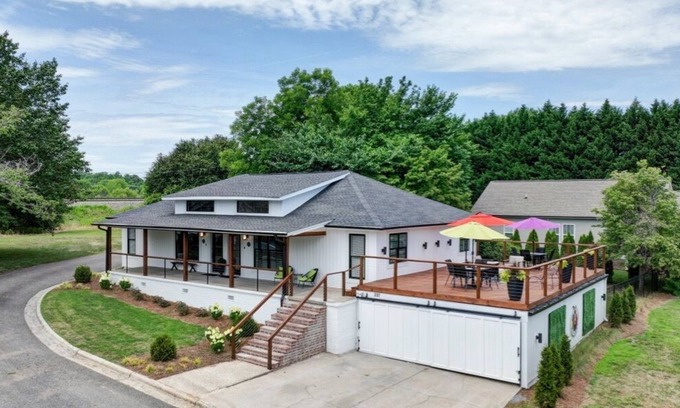 Cramerton House | Mod/2BR fire pit+corn hole+bikes+kayaks+private golf+gym+pass. Close to CLT