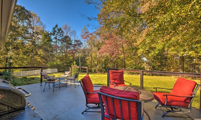 Oakwood Cottage | Mod 'stable House' on 10 Acres, Walk to Lake!