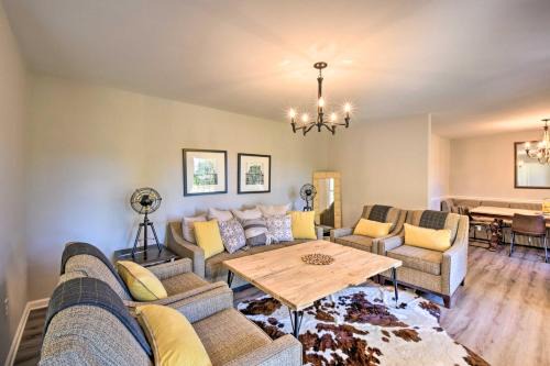 Oakwood House | Mod Stable House on 10 Acres, Walk to Lake!