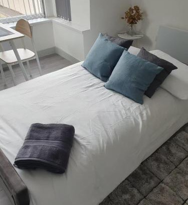 Desborough Apartment | Modern 1 & 2 Bed Apartments, Desborough, Kettering, Sleeps 3, Free Parking, WIFI, Ideal for Families & Relocations