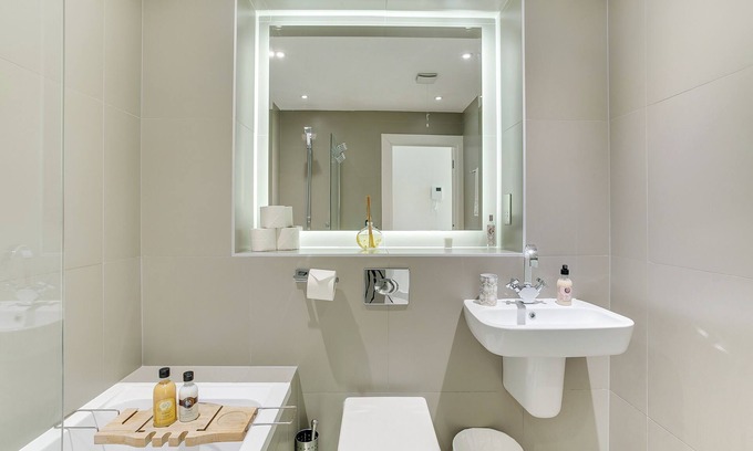 Tower Hamlets Apartment | Modern 1BD Flat, close to Liverpool Street