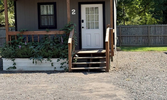Plainview Cabin | Modern 2 bed cabin 2 miles from Lake Nimrod and within 30 mins of 4 state parks