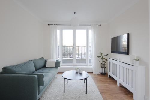 Chelmsford House | Modern 2 bed town house quiet street near station