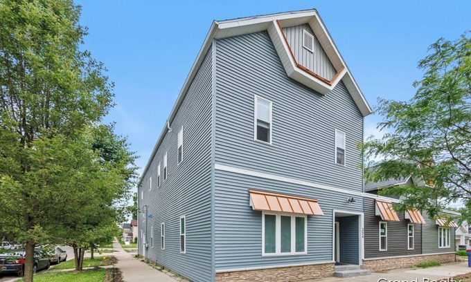 Creston Heights House | Modern 2-Bedroom Retreat! AC, WiFi, Laundry + Parking – Close to Downtown