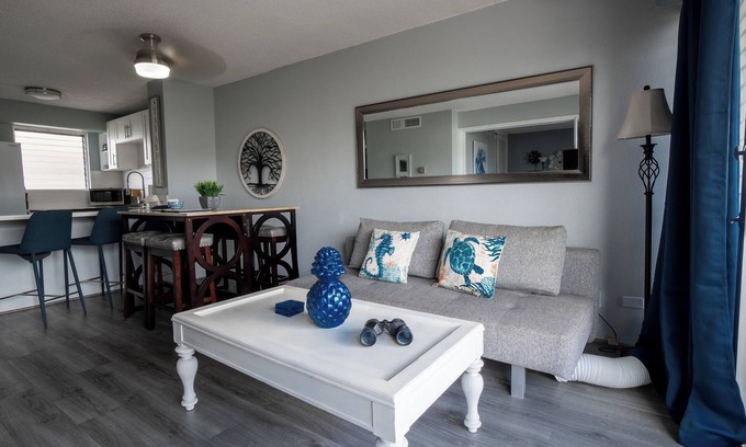 McCully - Moiliili Condo | Modern 2bdrm condo in Waikiki with full kitchen and convenient free parking.