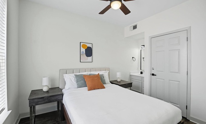 University District Apartment | Modern 2BR/2BA Near University District