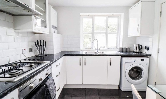 Bromley North Apartment | Modern 2BR Flat in Bentley House