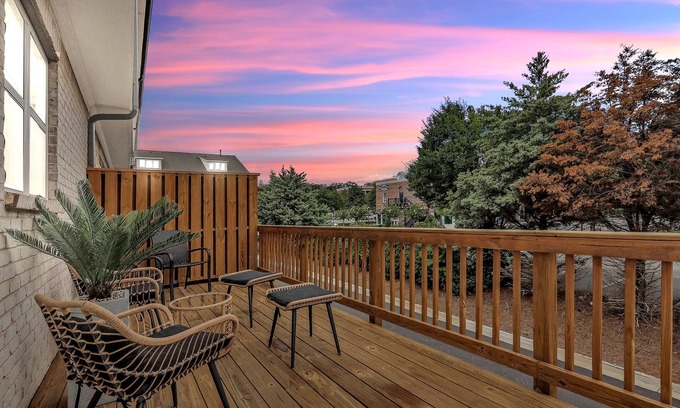 Buford House | Modern 2BR Townhome King Beds Near Mall GA