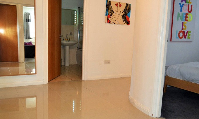 Belfast City Centre Apartment | MODERN 3 BED 2 Bathroom FAMILY APARTMENT CITY VIEWS 98 m2 FREE PARKING & WIFI