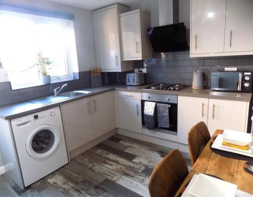 Lincoln House | Modern 3 Bed - Lincoln - Parking