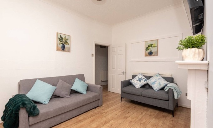 St Helens House | Modern 3-Bed Sleeps 8