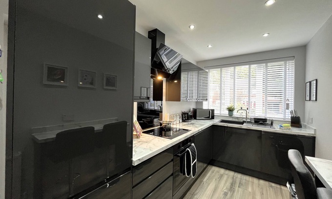 Whitefield House | Modern 3-bed stay-away-home sleeps 6 nr Manchester