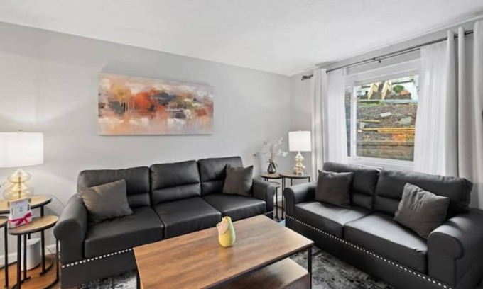 Castle Shannon House | Modern 3 Bedroom Townhome Close to Downtown