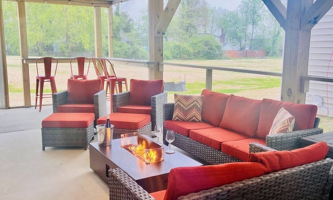 Issue House | Modern 3-bedroom house in Colonial Beach with access to pool and private hot tub