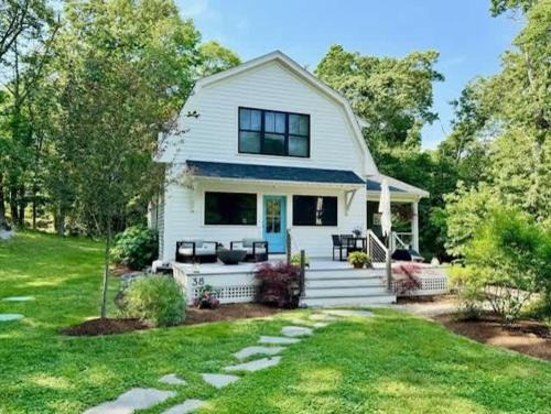 Adamsville House | Modern 3b3b Country House and Barn on quiet road