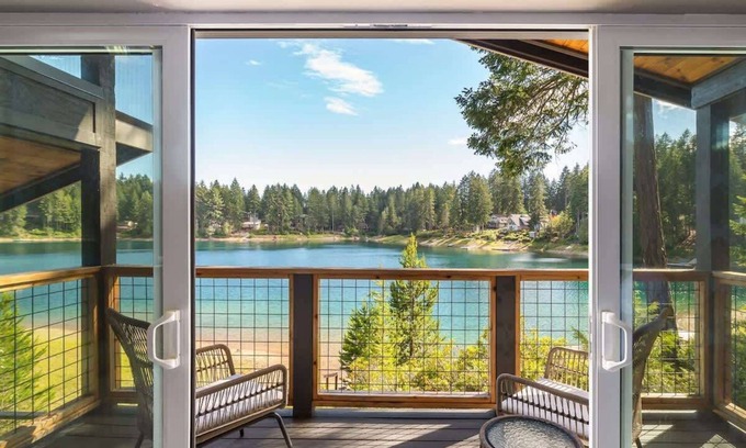 Mason County House | Modern 3BD Lakefront Retreat