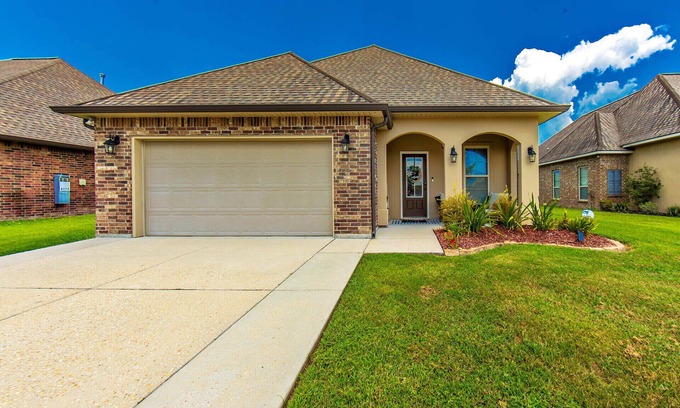 Donner House | Modern 3BR Retreat with Patio in Gray