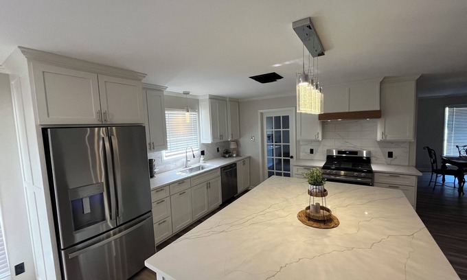 Monroe House | Modern 4/2.5 with 5 beds, close to stores/interstates, perfect for work crews