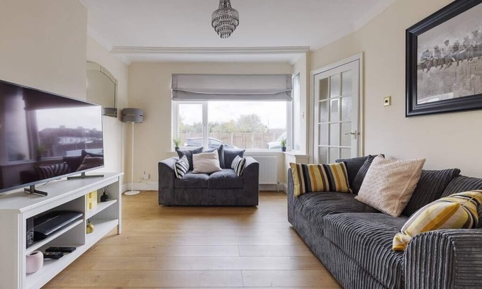 Stanwell House | Modern 4 bed house in Heathrow, London