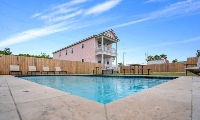 Dillard House | Modern 4BD w Pool | Driveway Parking |Large Outdoor