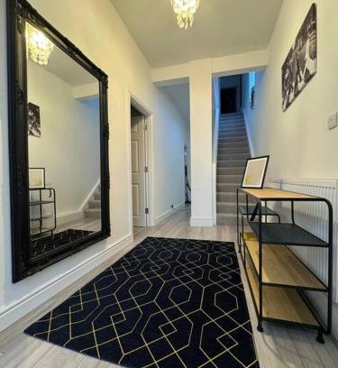 Canning Town North House | Modern 5 Bed near ExCel -Big Ben