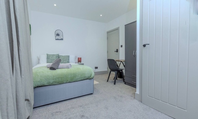 Gillingham House | Modern 5-bedroom House-Medway- Free Parking- Sleeps 10