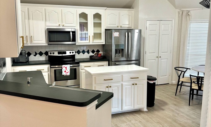 Southeast Arlington House | Modern Airy home walking distance from TCC