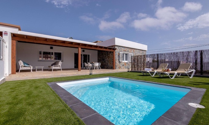 Villaverde House | Modern and bright holiday house on the ocean with two large patios, a garden a barbecue and private beach access