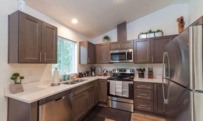 Spokane Valley Apartment | Modern and Stylish, KING bed, Wifi, FREE Parking!