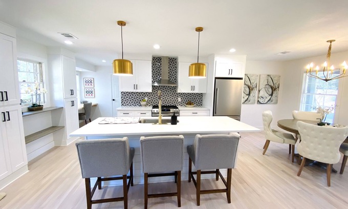 Alpharetta House | Modern and Stylish Creekside Retreat Home - Walk to Downtown