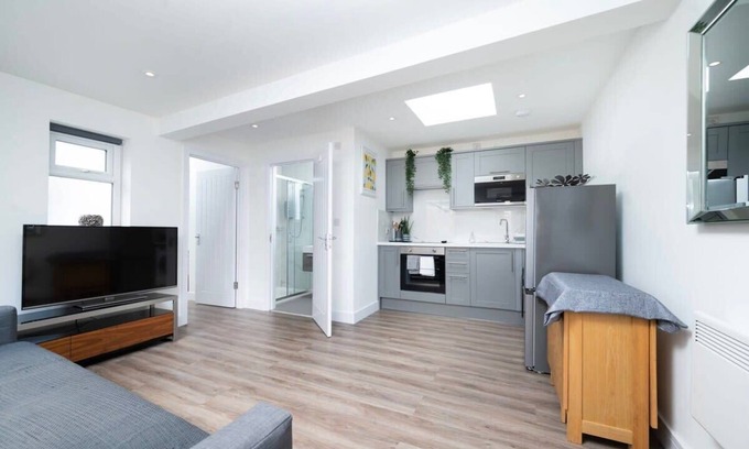 Southbury Apartment | Modern Apartment in Enfield with Comfort