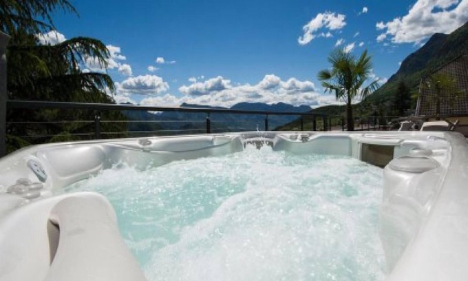 Caldaro Sulla Strada del Vino Apartment | Modern Apartment "App. Vernatsch" with Mountain View and shared pool