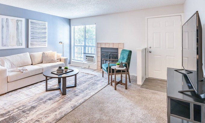 Longmont Apartment | Modern Apartment in Prime Location (ID7359X59)