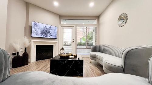 La Brea Hotel | Modern Apartment in Trendy Area