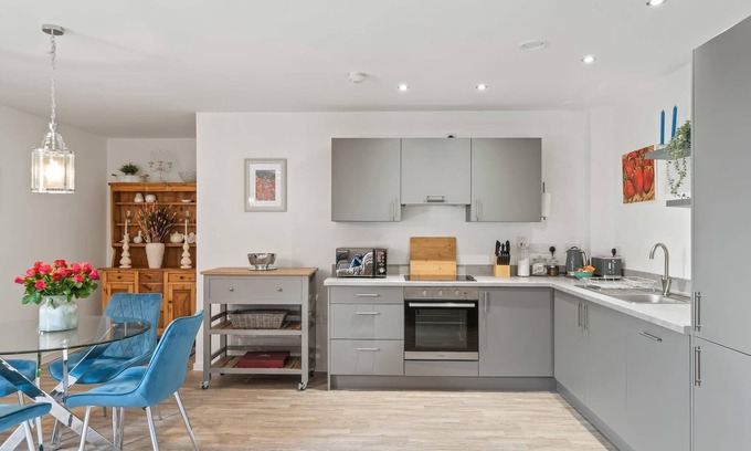 Taunton Apartment | Modern Apartment, Private Parking, Central Taunton