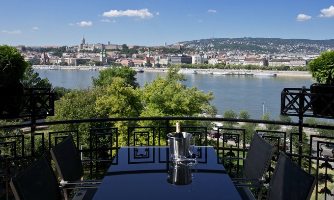 Belvaros - Lipotvaros Apartment | Modern apartment with a breathtaking view of the Danube and the mountains