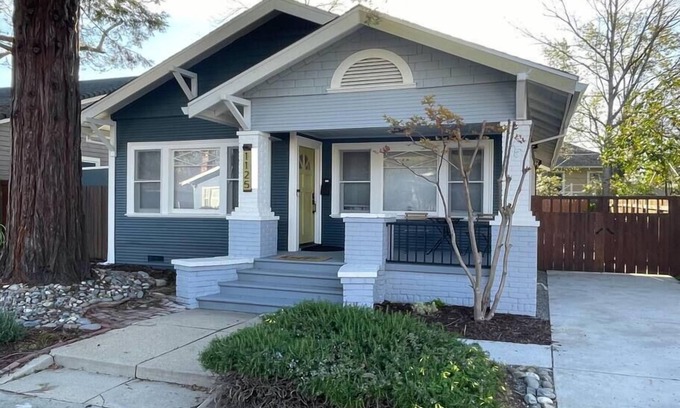 Central Sacramento House | Modern, Artsy, 2 BD, 1B Bungalow