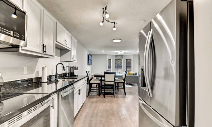 Athens House | Modern Athens Escape 4/br 3/ba 6 miles to University of Georgia and downtown