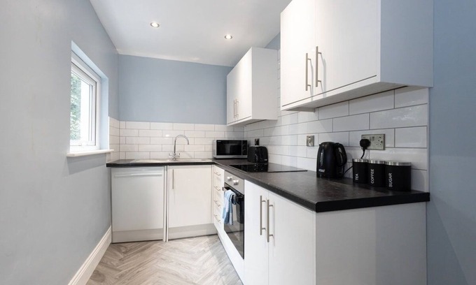 Bolton Apartment | Modern Bolton Retreat - Stylish Comfort