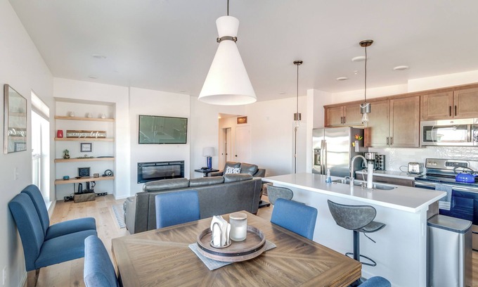 Bozeman Condo | Modern Bozeman Condo w/Balcony & Mountain Views!