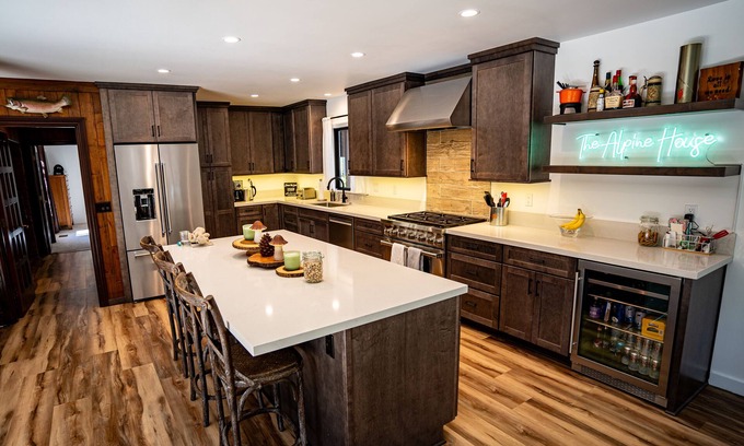 Mammoth Lakes Cabin | Modern Cabin with Retro Flair near The Village