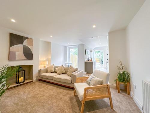 Stuppington House | Modern Canterbury 3 Bedroom Townhouse - Pets Welcome & Free Parking