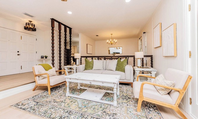 Perry House | Modern Charm at The Jade House, Fenced Yard, Fast Wifi