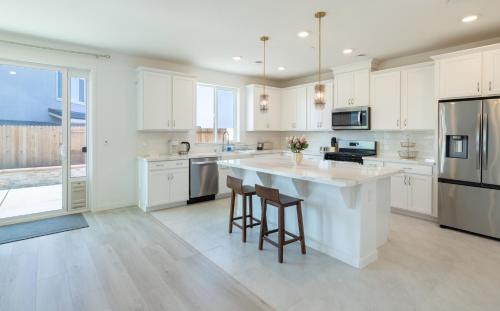 Folsom House | Modern Charming 4BR Home, Family Friendly, Office Space, Fast WiFi, Free Parking