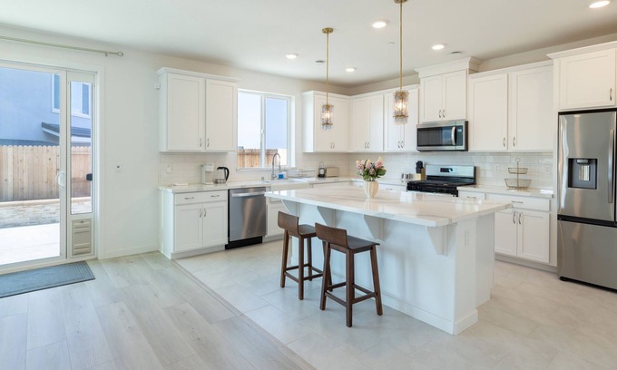 Folsom House | Modern Charming 4BR Home: Family Friendly, Office Space, Fast WiFi, Free Parking