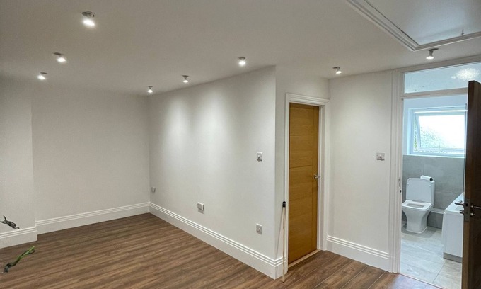 Hatfield Apartment | Modern City Flat in Hatfield offers free Wi-Fi, family rooms