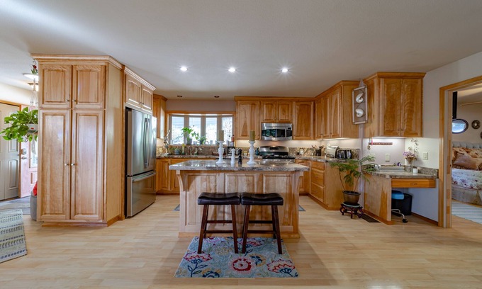 Myers Flat House | Modern,Clean,Home in the Heart of The Ave. of the Giants ,STARLINK,Gated